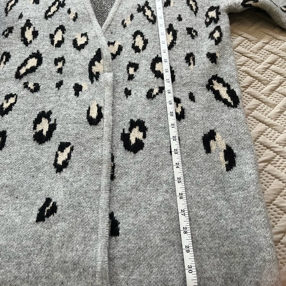 Ellen Tracy Gray Animal Print Cardigan. Size M. Good condition. - Picture 13 of 13